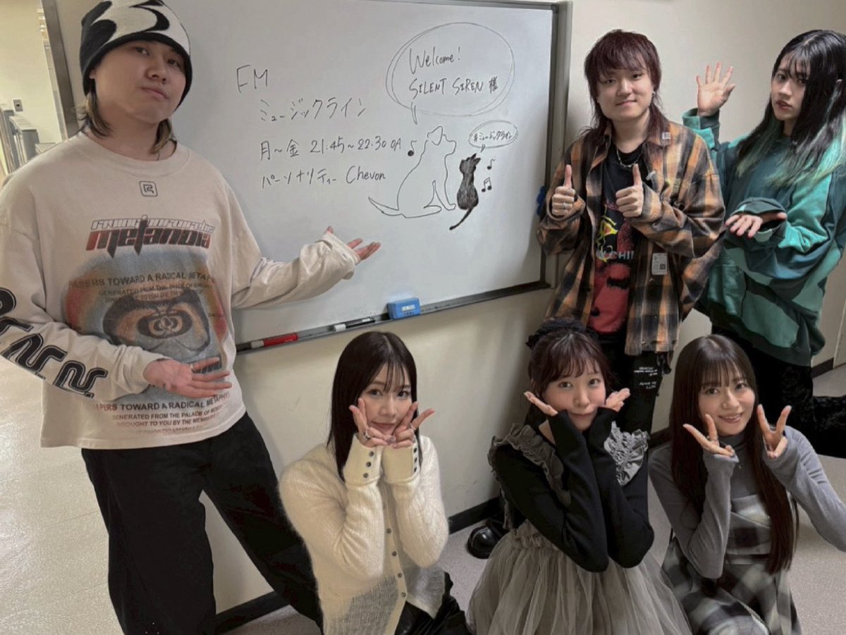 Chevon 谷絹茉優さんカラー パーカータイプ Chevon 谷絹茉優さんカラー