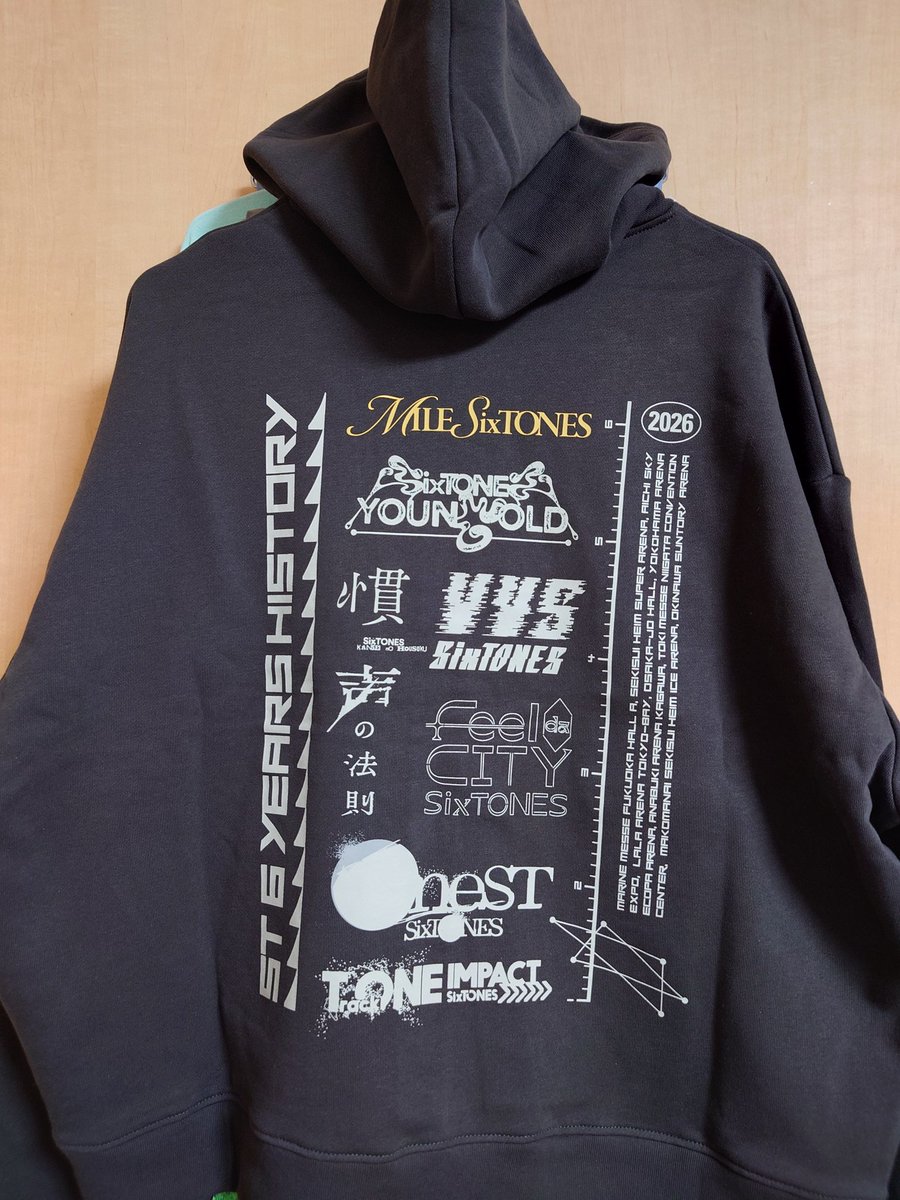 SixTONESくんのパーカー、裏のツアータイトル改めてめちゃ良いし表の