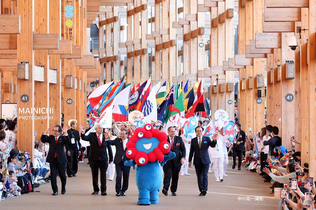 大阪・関西万博 は13日、最終日。参加国の国旗を持った人たちが会場内
