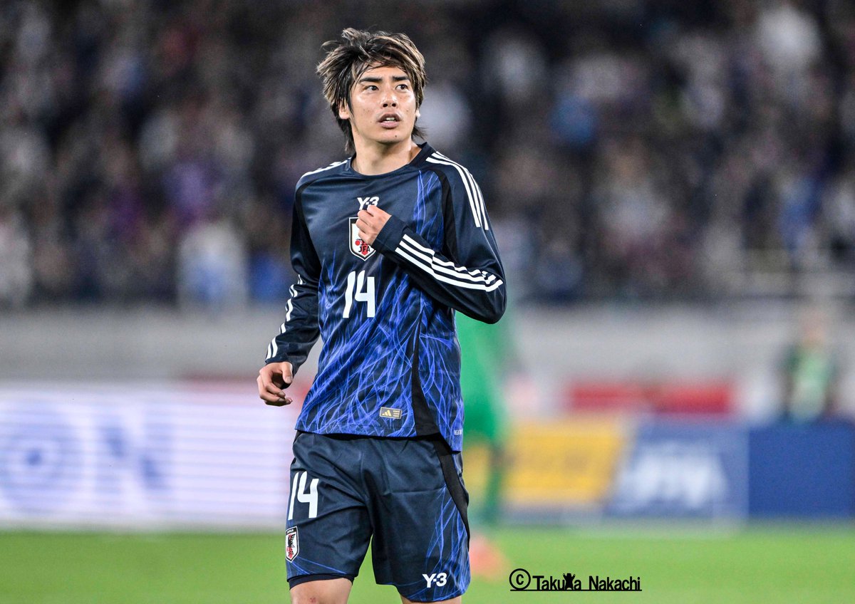 サッカー日本代表 #伊東純也 選手の4枚。 4：試合終盤には右足を気