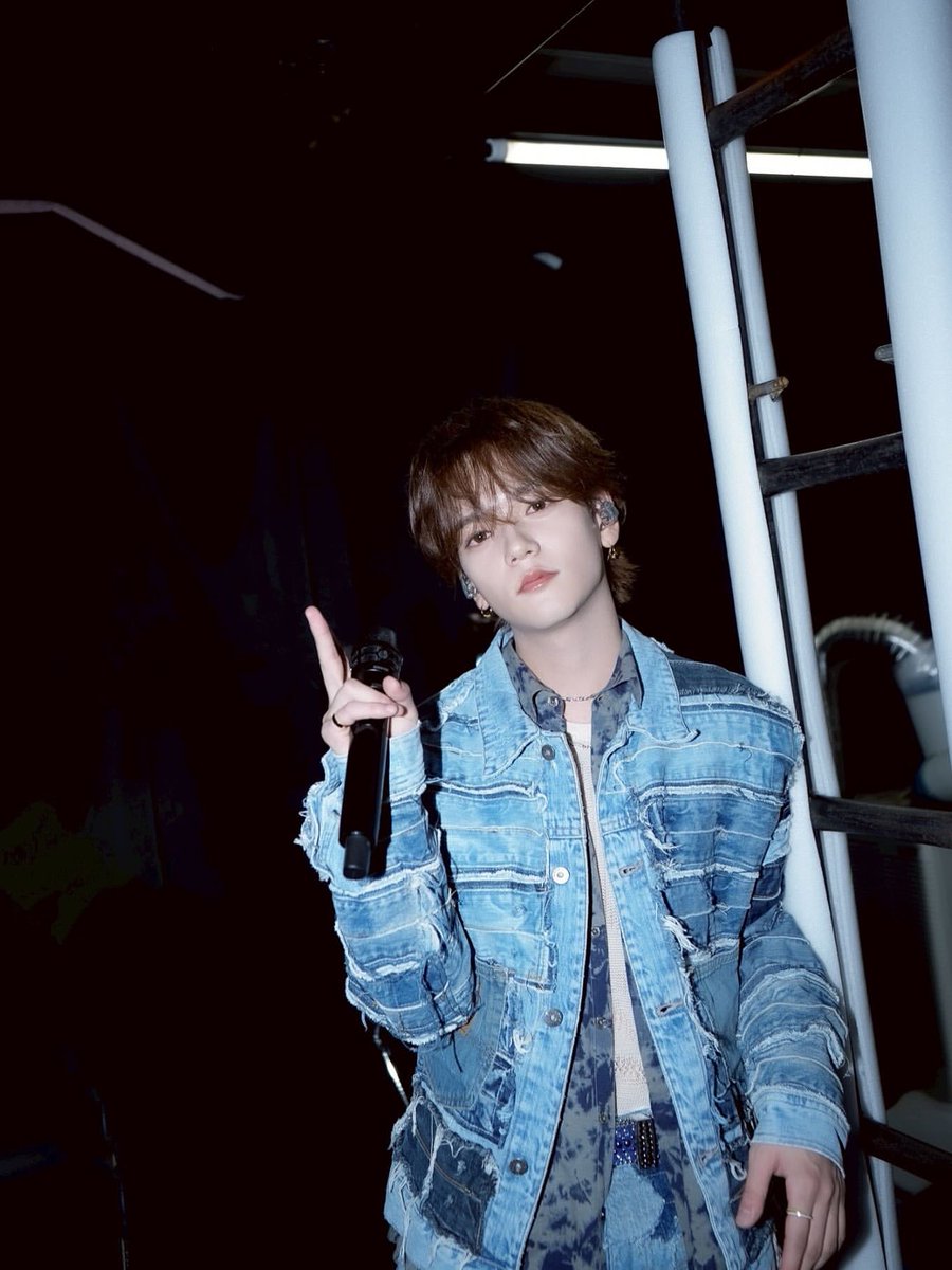 ☆ CRAWLING BUTTERFLY 中島颯太クッション 人気の背景ブルー