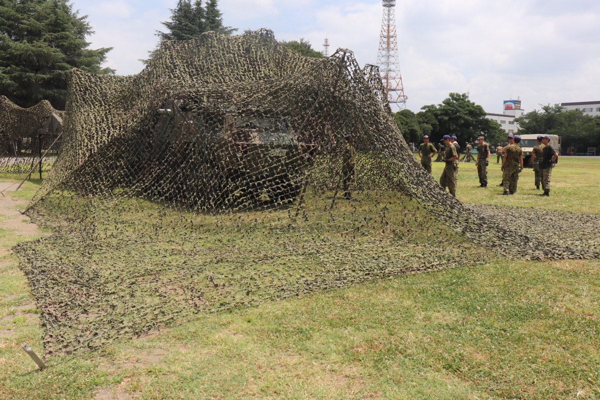 連隊は、偽装網の展張訓練を実施しました。偽装網を展張することで
