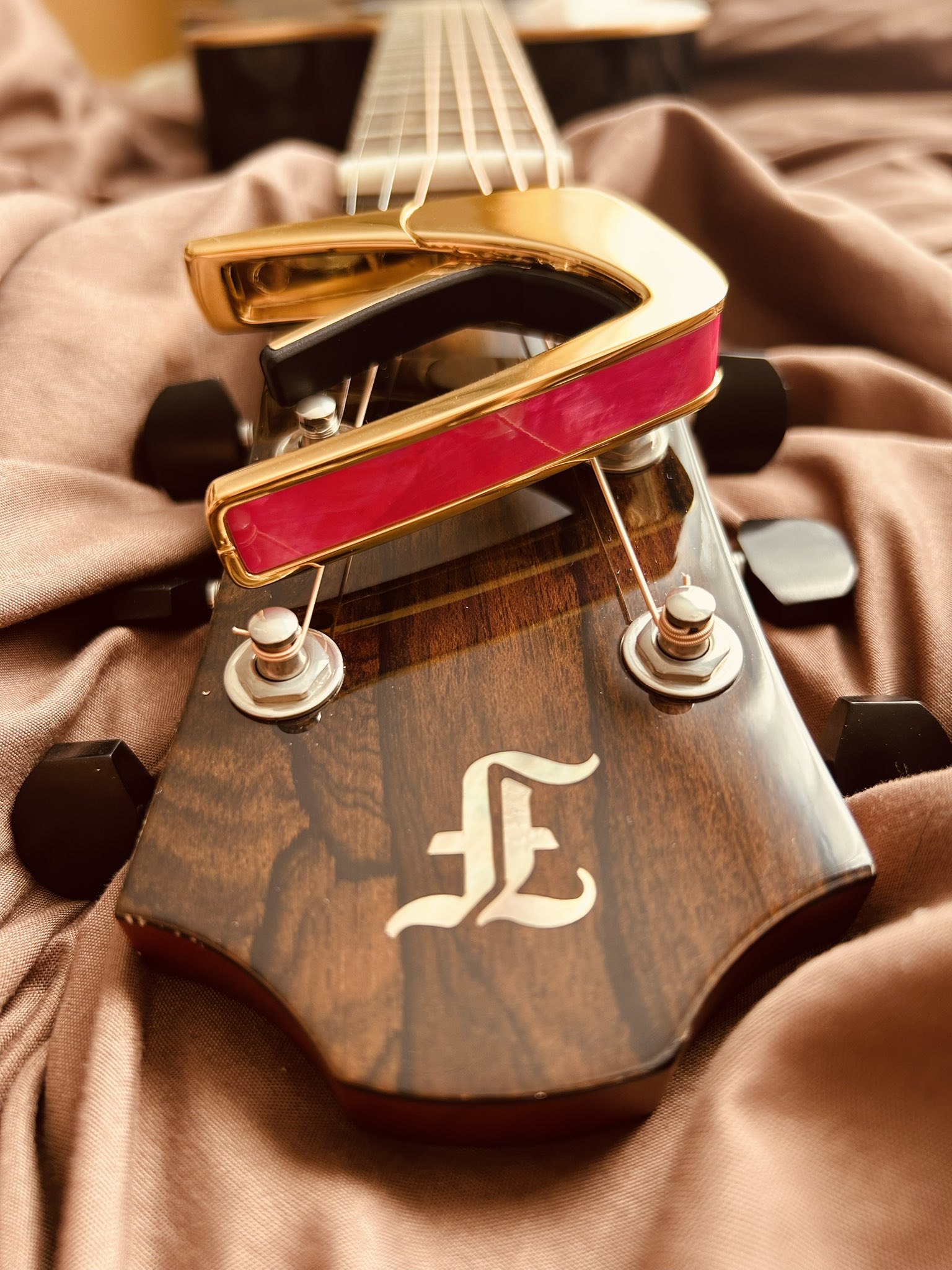 美品】thalia カポタスト ピンク(MOROHA uk使用モデル) 美品】thalia