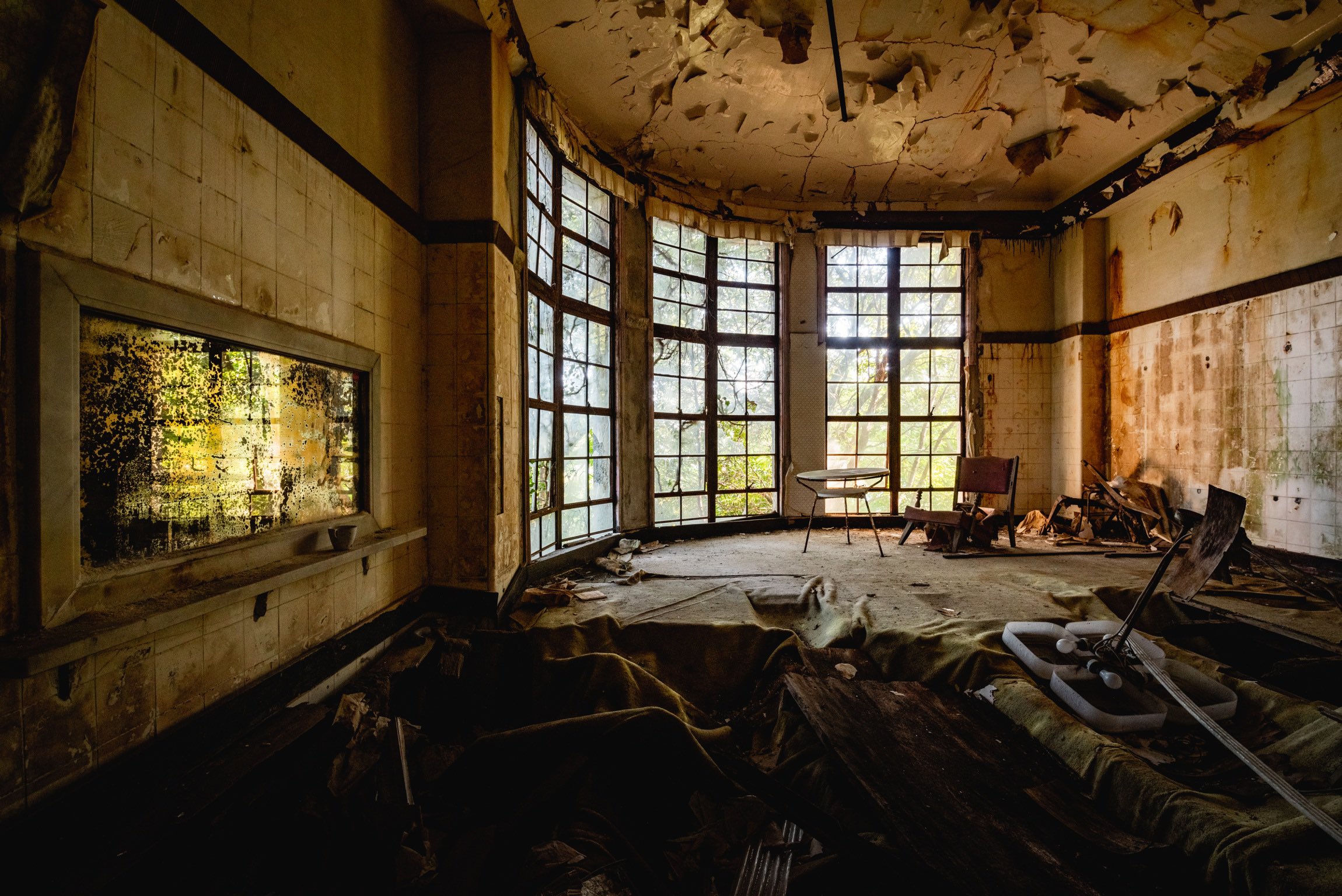 esowと川『廃屋』