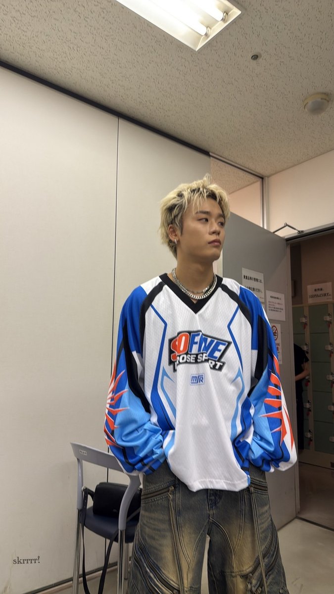 えーと何探してるんですか？笑 隠し撮りあざす！ (何か見つけた人