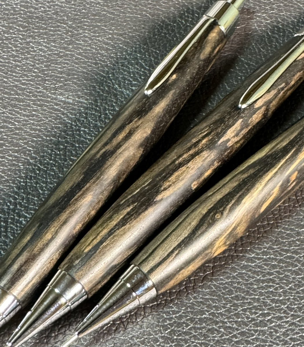 4月に買って来たペールムーンエボニーの杢と瘤。 黒柿とは違ってこれも