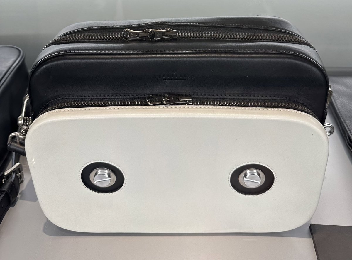 DScaiman #村田蓮爾原画展 POSTMAN BAGのオレンジ色帆布モデルが出没