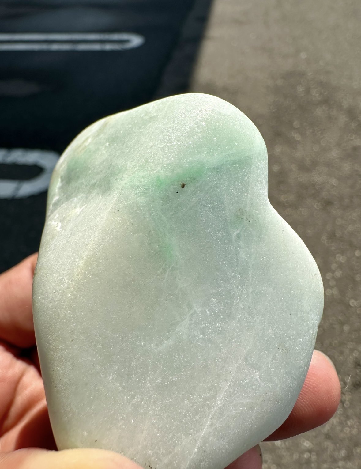 糸魚川翡翠 高透過 白アップルグリーン 大きめ 267g 糸魚川翡翠 高透過