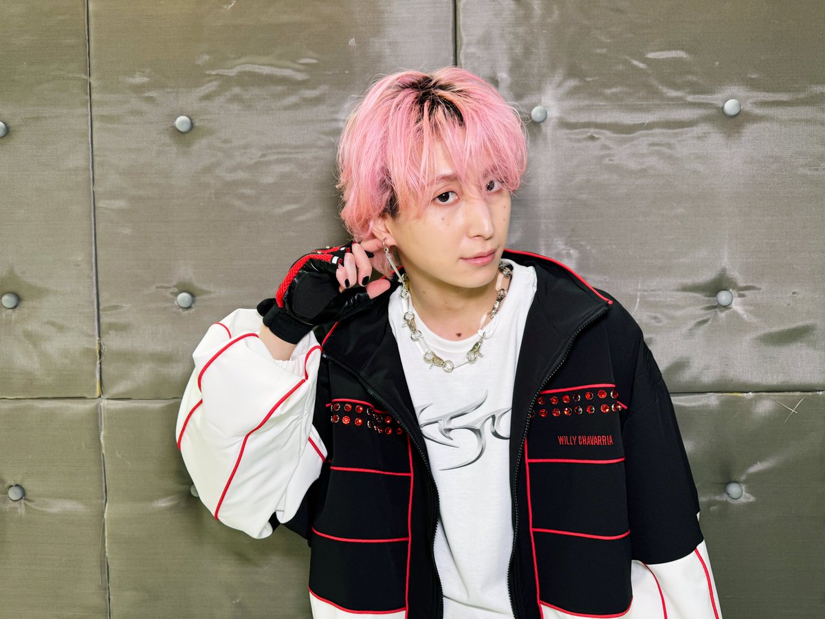 ◤Backstage Photo #佐久間大介 ◢ 「俺の厨二心をくすぐる指抜き