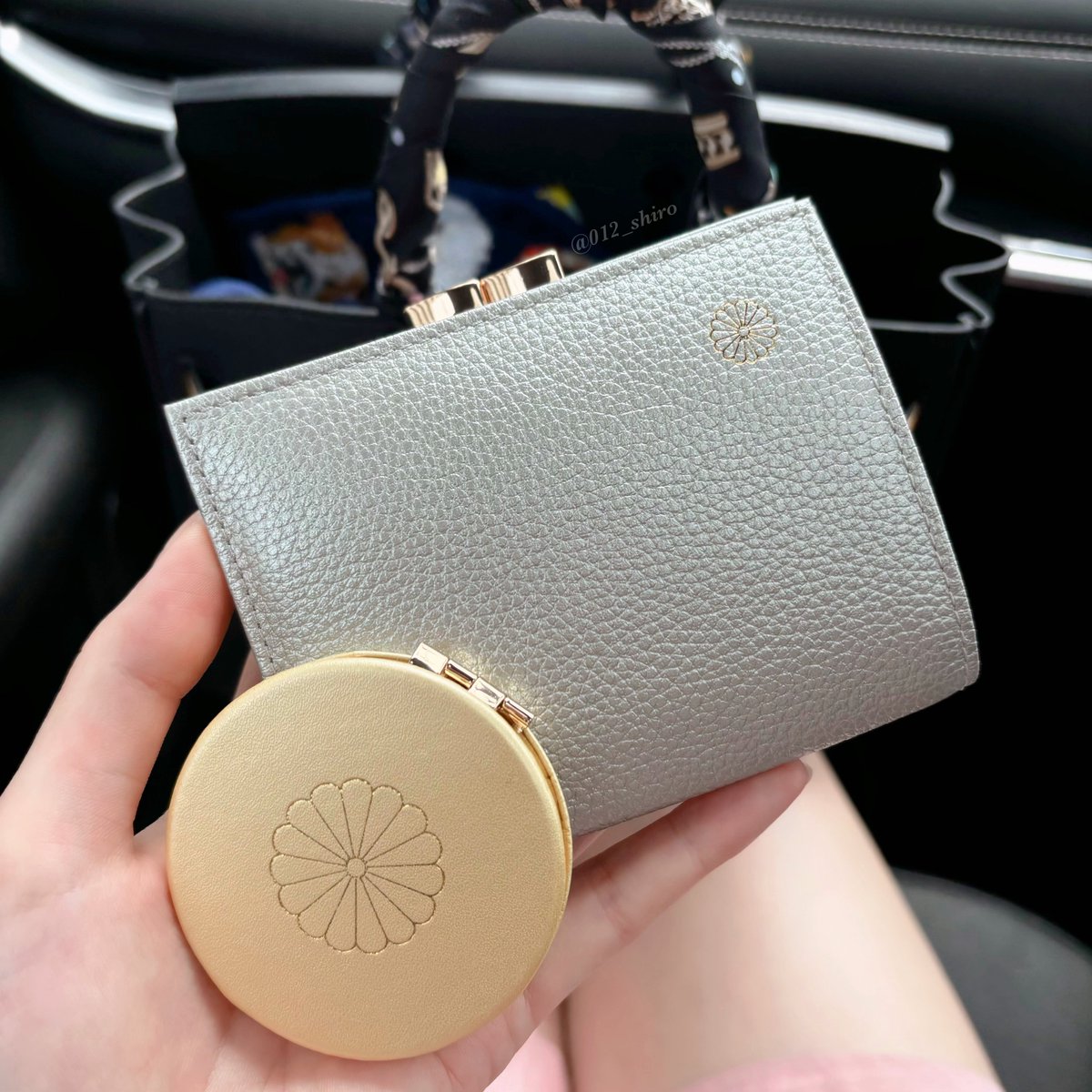 皇居の売店で買ったお財布、がま口シルバーの色味こんな感じ！上品な