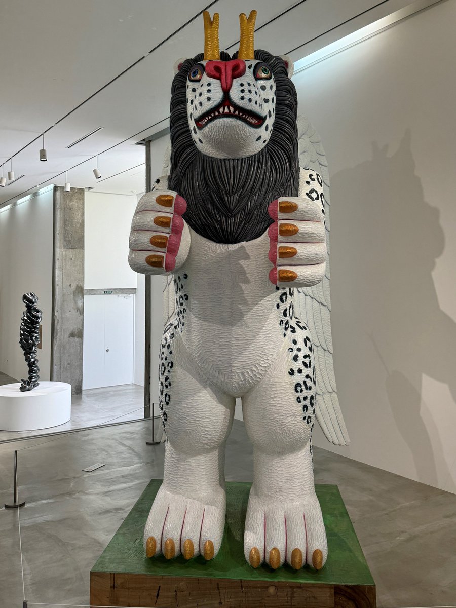 涼しい室内展示場、 『アートホール』に巨大な作品が登場！ 大迫力の