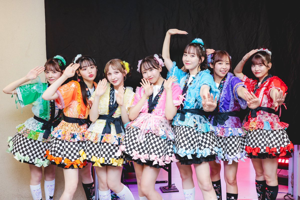 きーさん出品画面B'z LIVEFYOP ガチャ5点セット&ルームスリッパ B'z