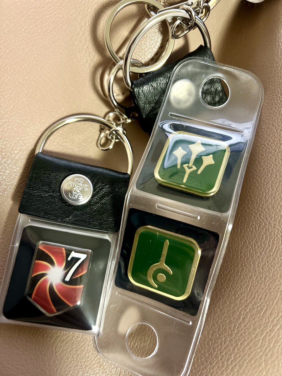 写真のは「タワレコ 缶バッジキーホルダーS 本革Black」で、自分は両面