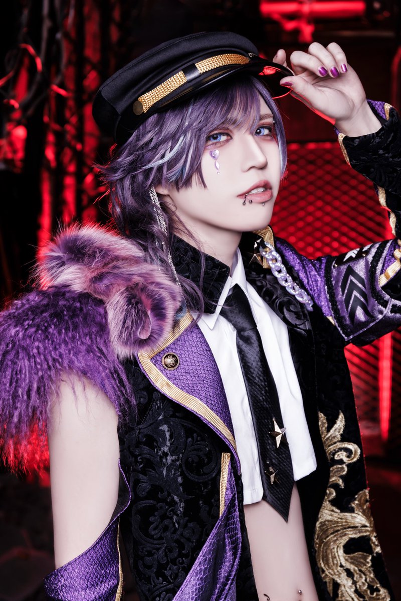 新アー写です。 愛してくれますか。