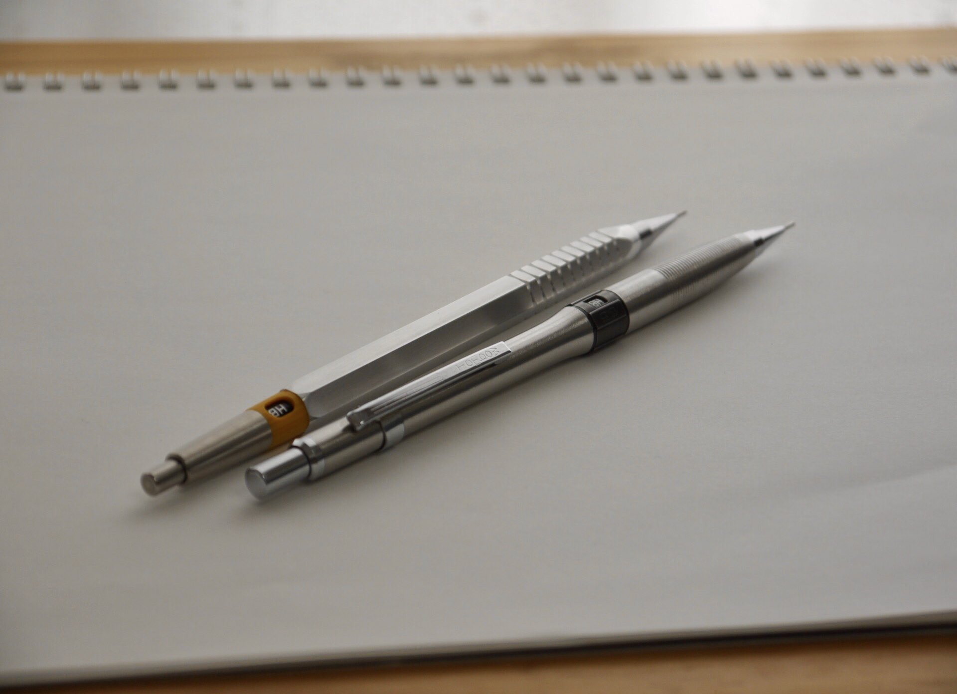 廣瀬鐵筆堂】双頭式2mm芯ホルダーW8000 (アルミ) | 590&Co. 極上 人物