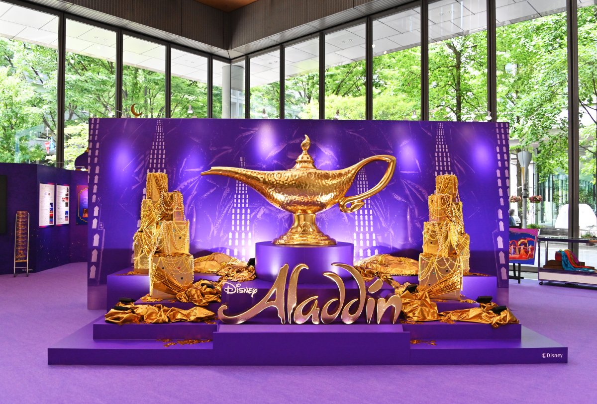 東京・丸の内「丸ビル」にて「日本上演10周年記念ディズニー