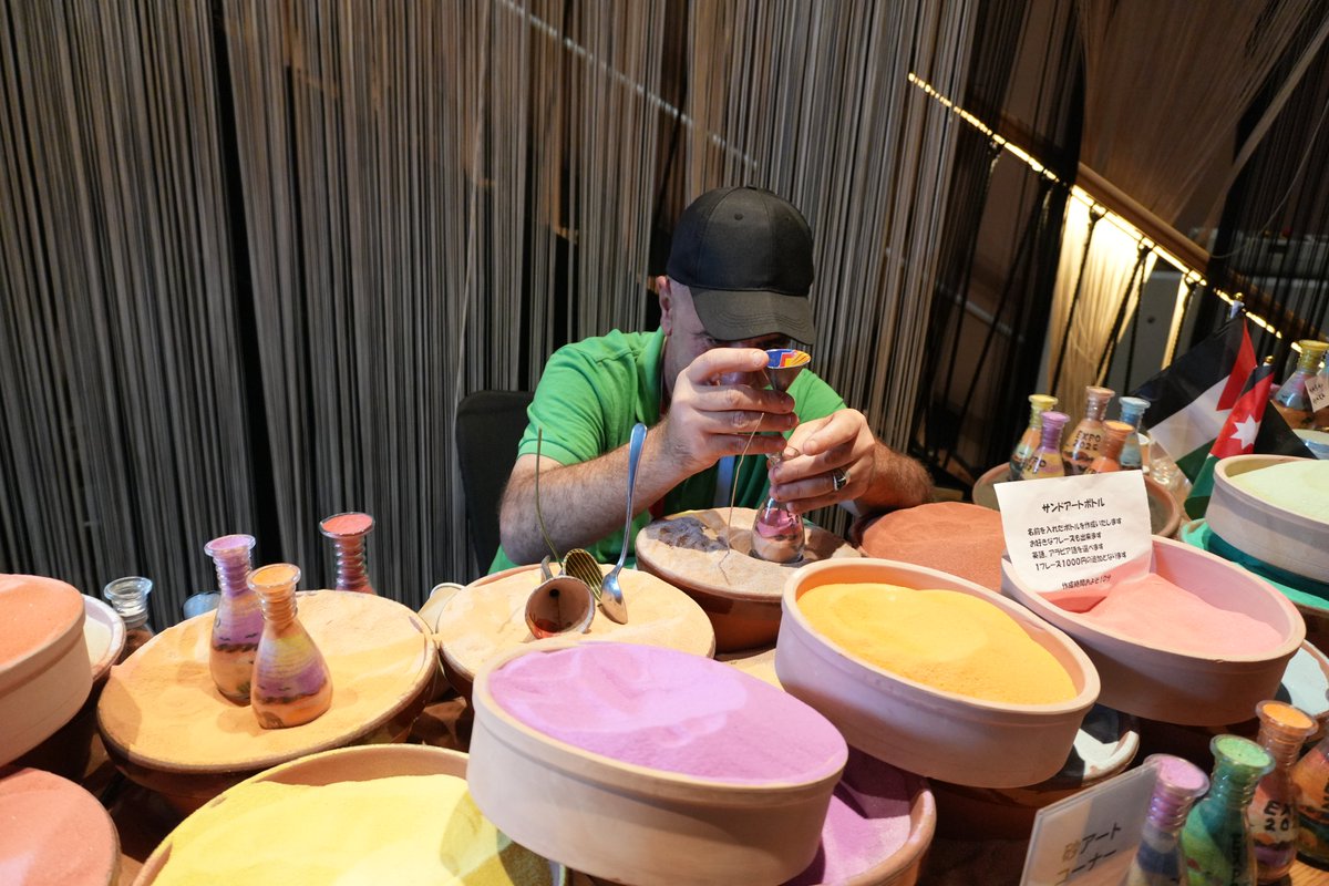 ヨルダン館のサンドアートボトルでは好きな文字を入れて貰える