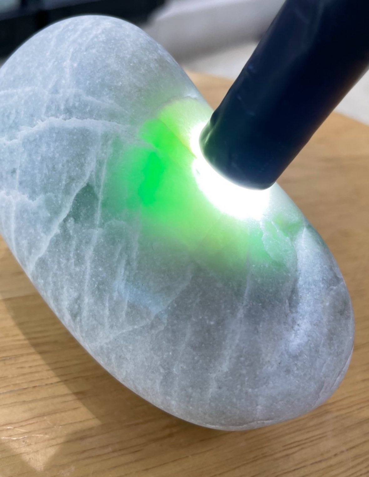 糸魚川翡翠 高透過 白アップルグリーン 大きめ 267g 糸魚川翡翠 高透過