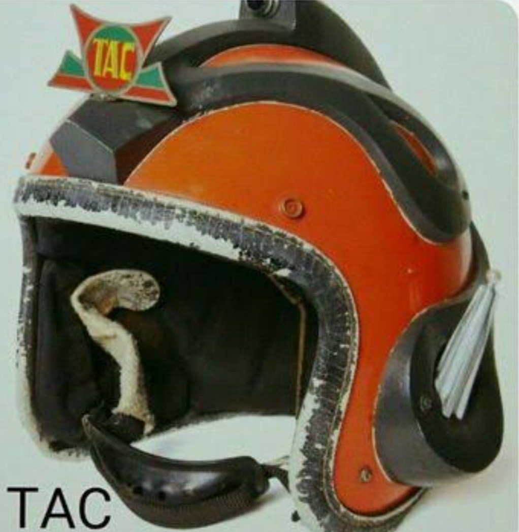 ウルトラマンのシリーズ。防衛隊のヘルメット。 TAC.ZAT.MACのような頭