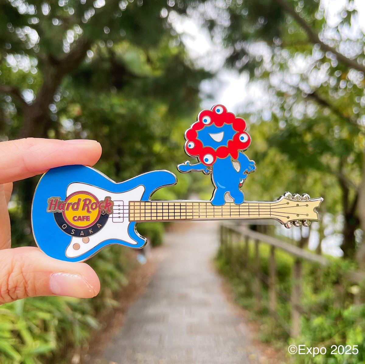 ハードロックカフェ限定ミャクミャクギター型ピンバッジ ハードロック