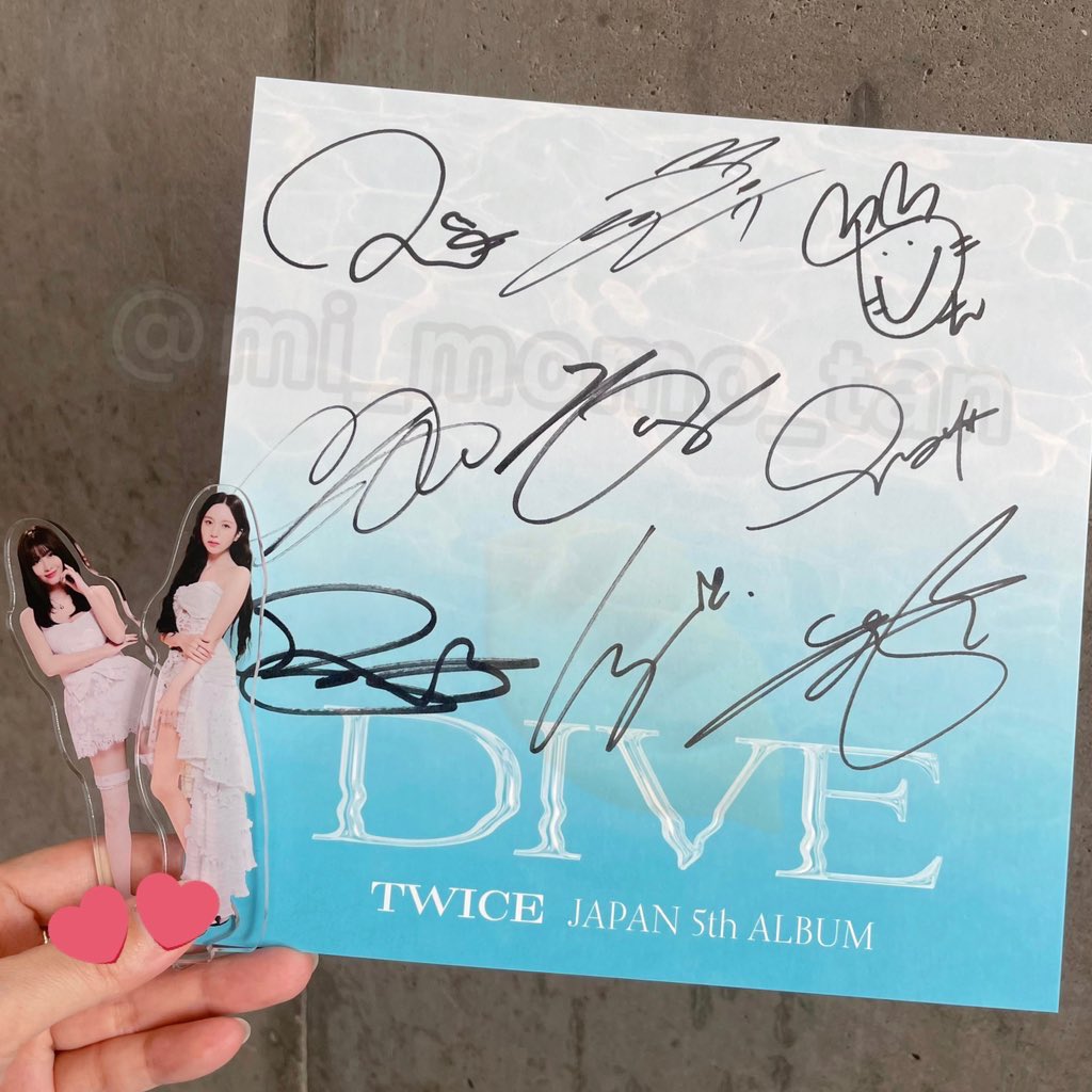 TWICE 全員サイン入り フード付きタオル TWICE 全員サイン入り フード