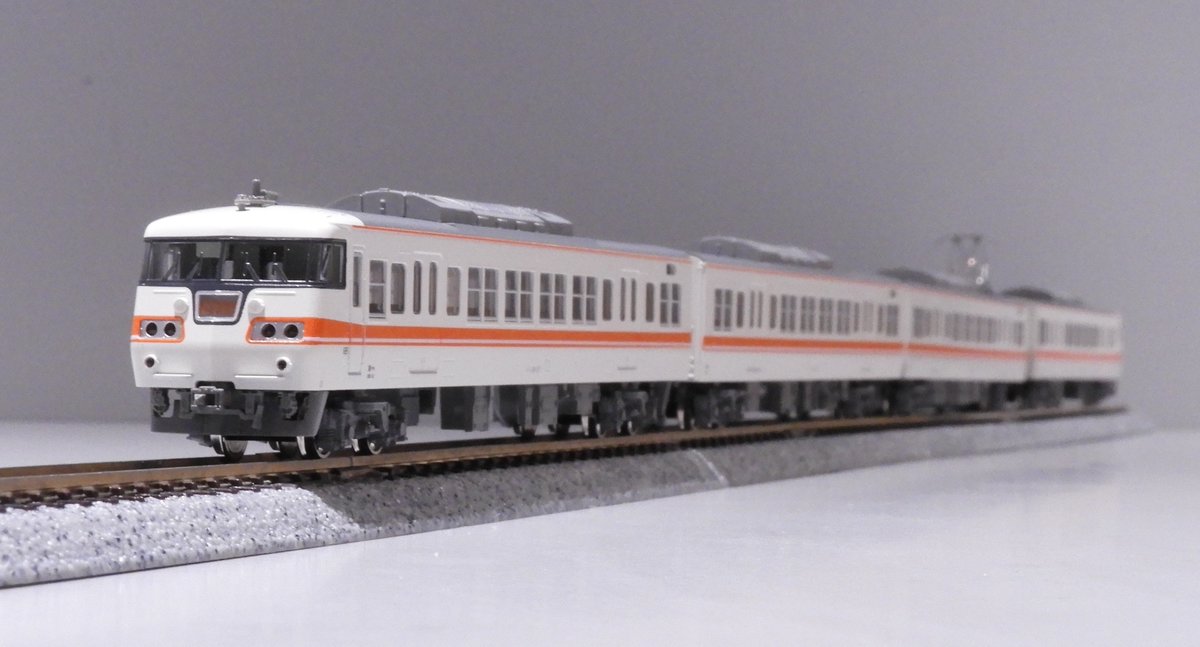 方向幕は「快速」「区間快速」「普通」が付属しています。 初期塗装