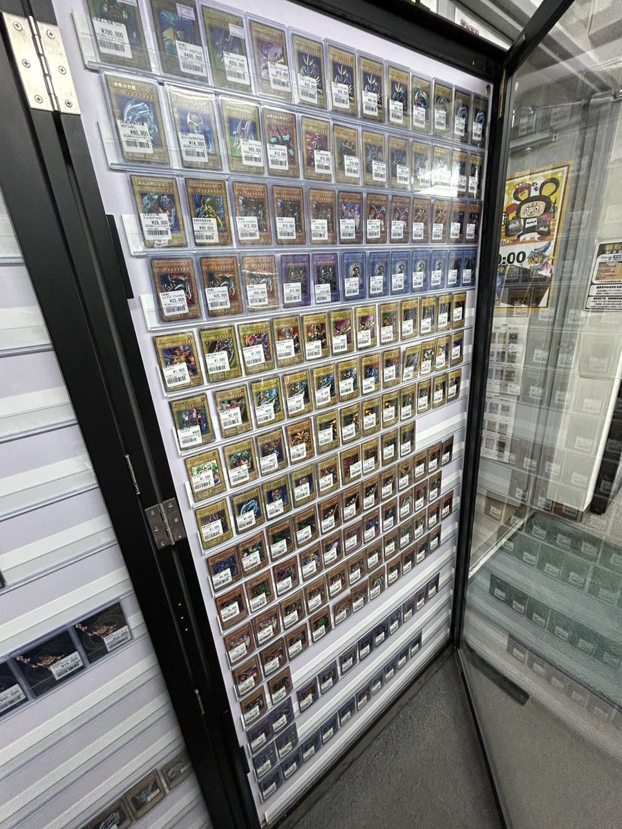 初期、バンダイ版遊戯王のラベルを新しく張り替えた物を陳列しました