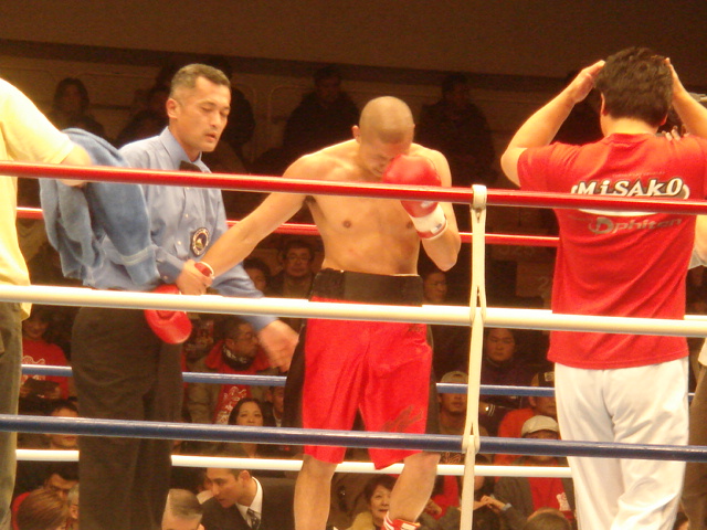 河野公平、涙の戴冠！日本スーパーフライ級新王者に！（2.12後楽園