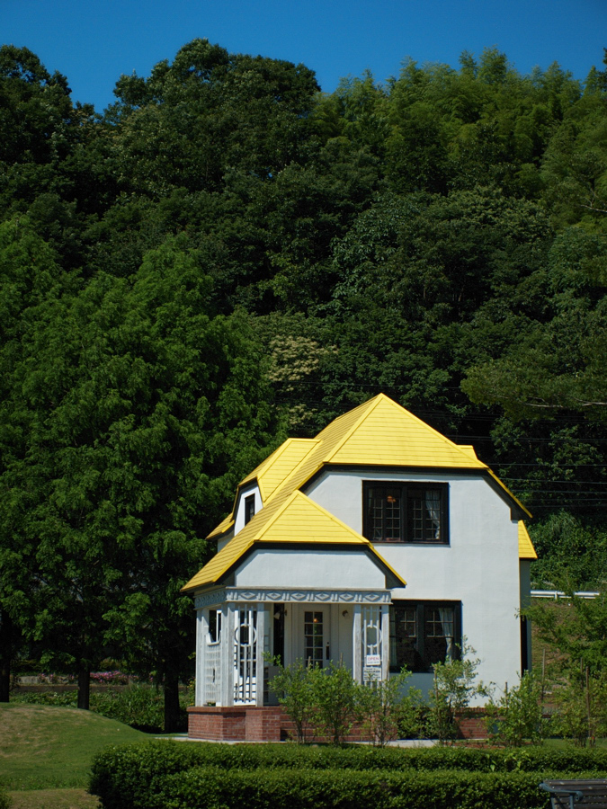 メロウグラスさんの黄色い屋根のお家 Mellow glass 黄色い屋根の家