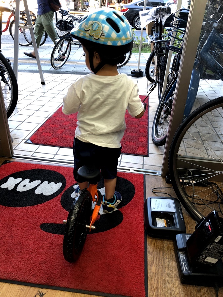 ストライダーSTRIDER スポーツ (オレンジ)とオレンジのヘルメット