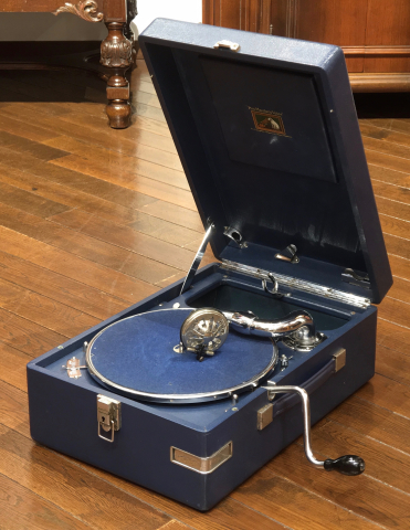ポータブル蓄音機HMV101(緑)とHMV102(青)が入荷しました : シェルマン