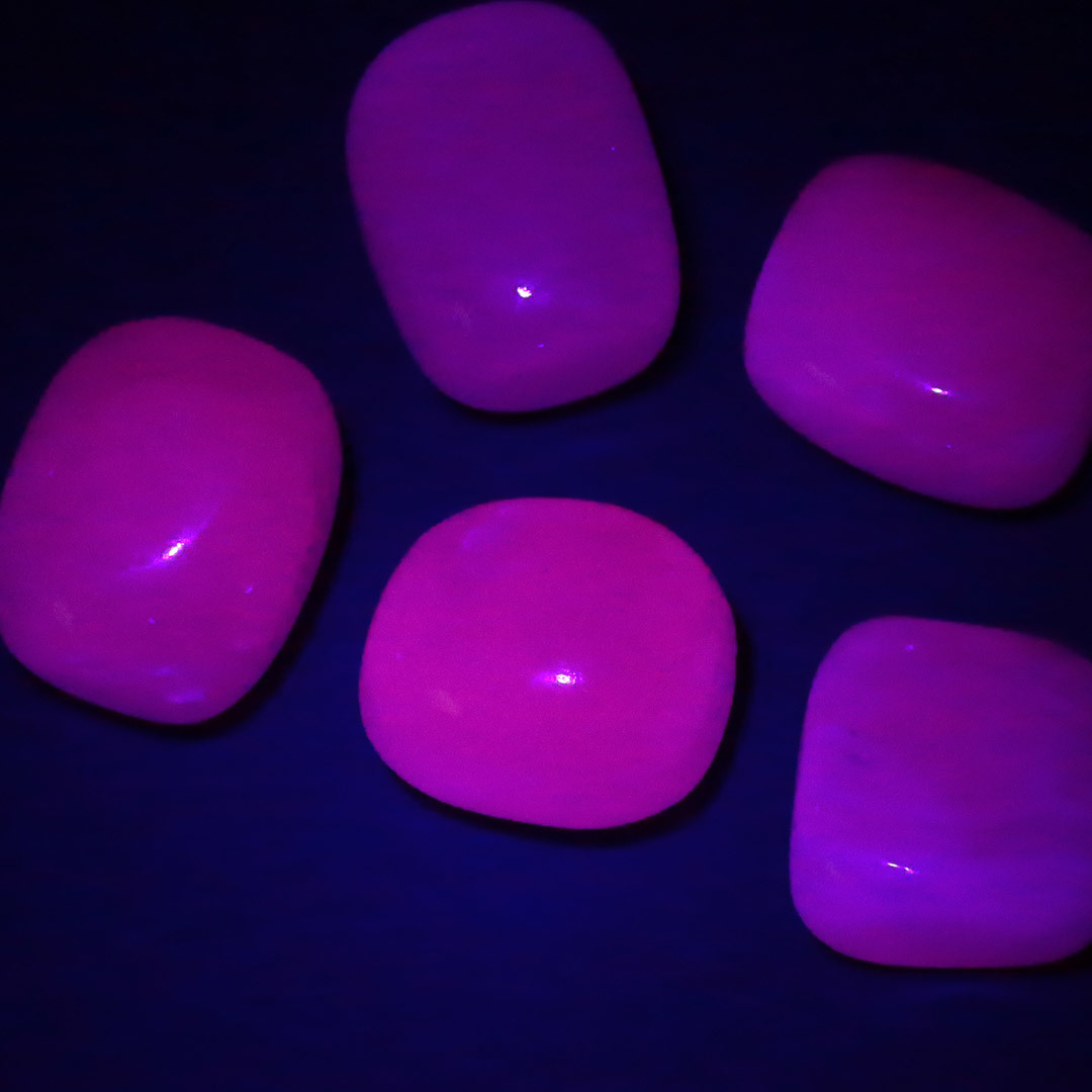 蛍光ピンクマンガンカルサイトのタンブル : 石の音