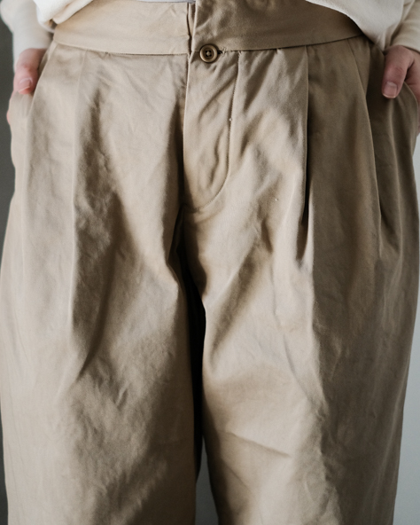 ツータックパンツ col.Kusaki Khaki | PEOPLE | ピープル