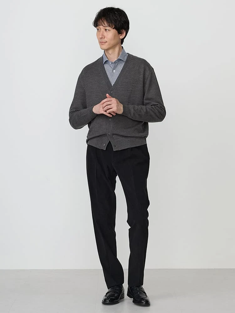C．グレー TRANS CONTINENTS BIZニット Vネックカーディガン ブラック