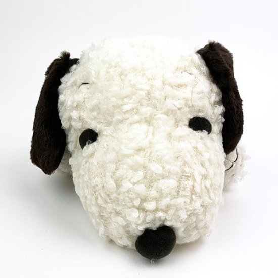 寝そべりスヌーピーのふわふわなぬいぐるみを抱きしめてリラックス