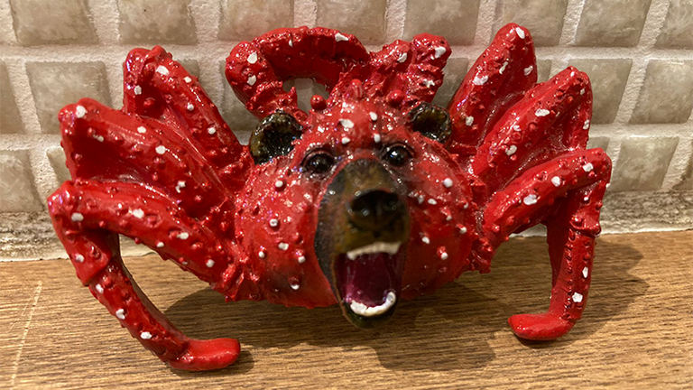 欲しすぎる」東横インの北海道限定ピンバッジが可愛い！「全県カニにし