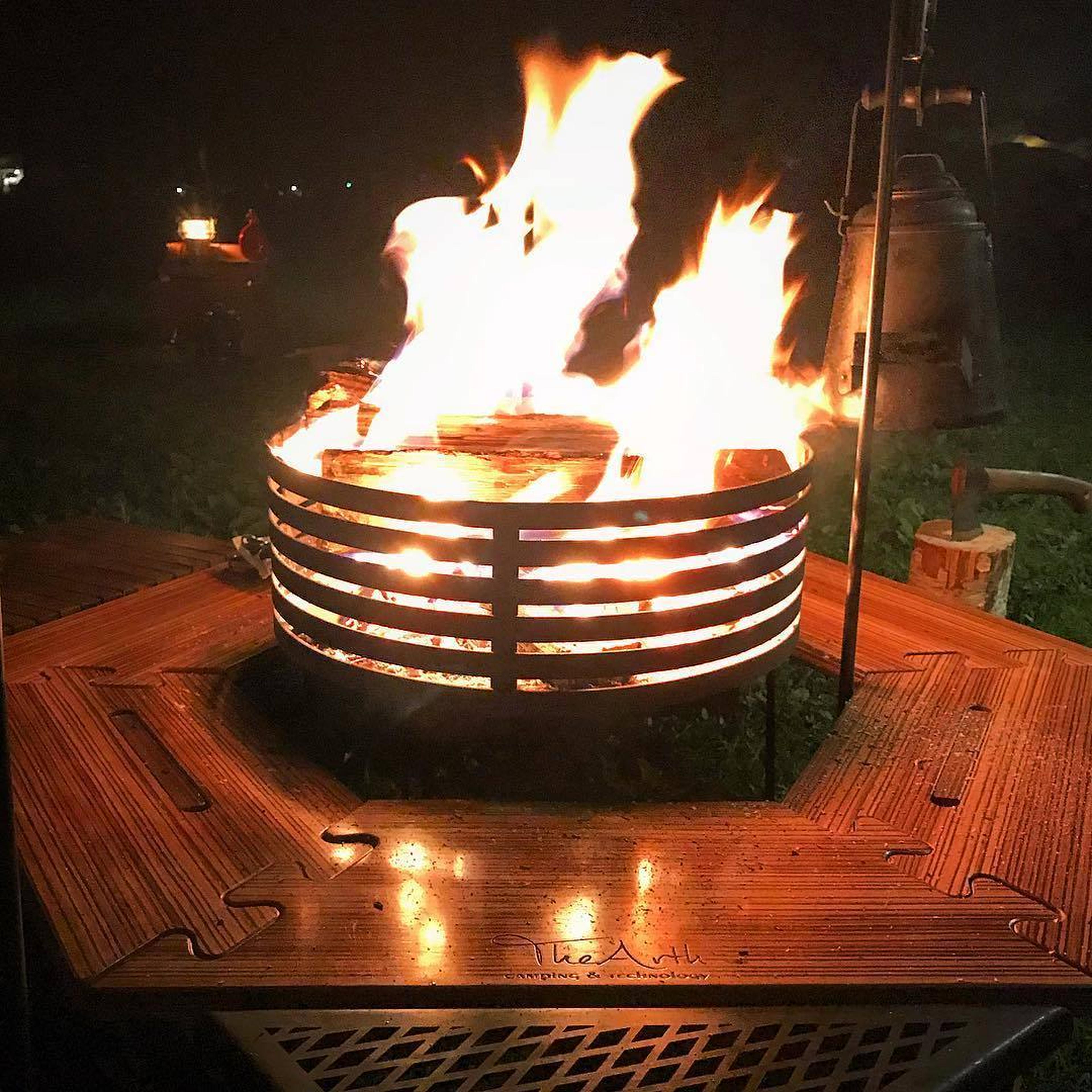 焚き火を愛するキャンパーに勧めたい！「The Arth」のヘキサテーブル