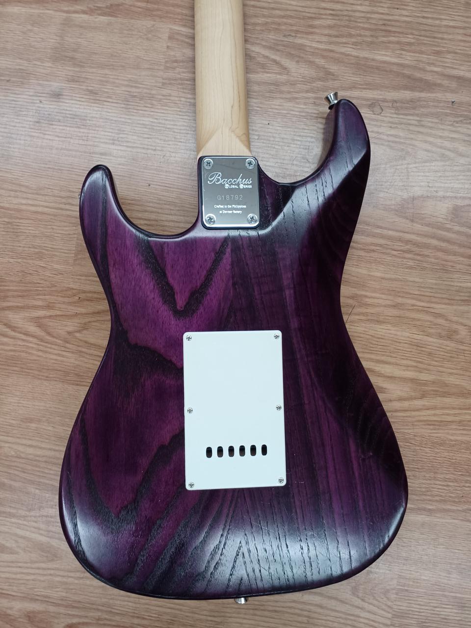 Bacchus バッカス エレキギター ストラトキャスター スタンド付
