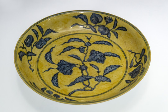 中国古玩 黄地青華折枝華紋盤 大明成化年製銘 大皿 中国古玩 黄地青華