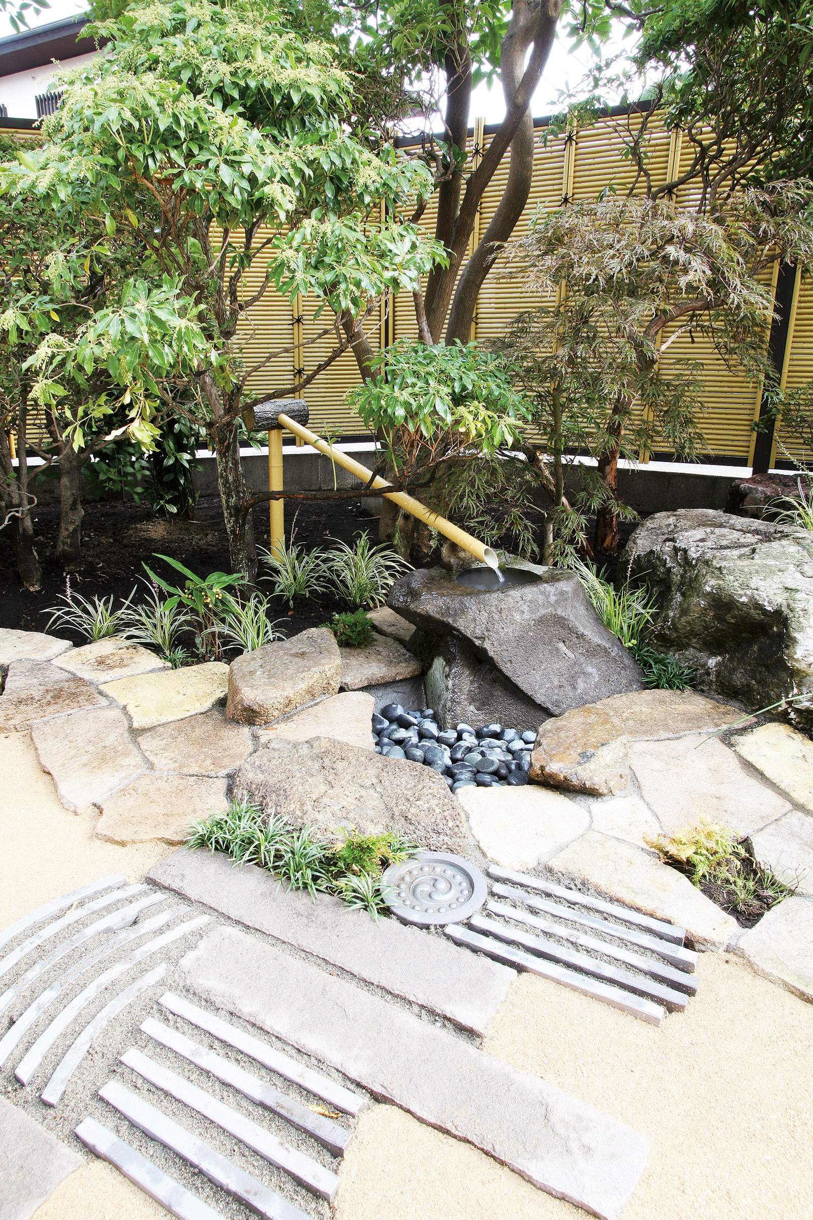 人工竹の筧で和の趣を添える。美しさが長く続きます | タカショー空間