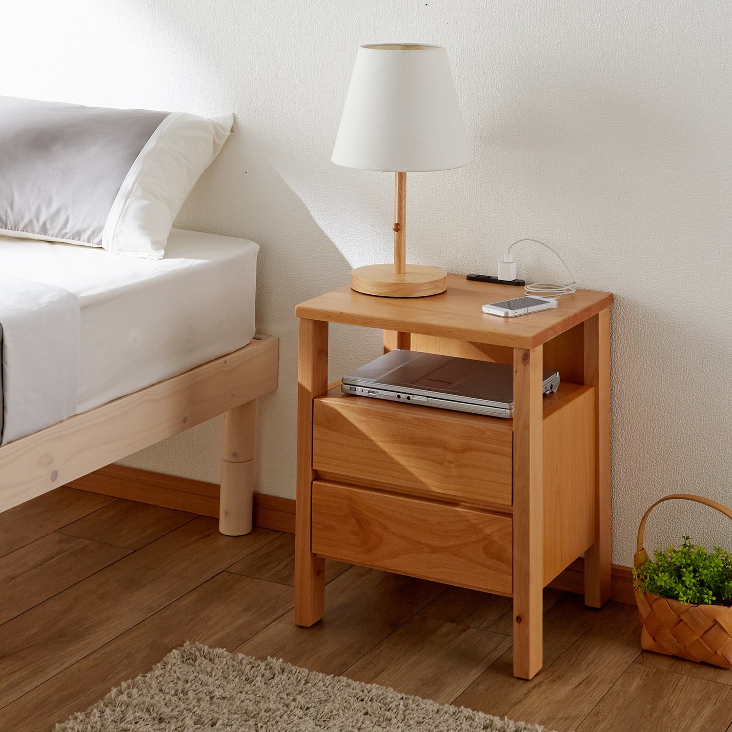 木目が美しいアルダー材を使った引出し＆コンセント付きベッドサイド