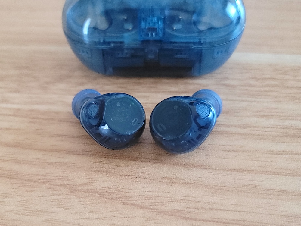 ソニー「WF-C710N」（グラスブルー色）レビュー｜透明ブルーな00年代風