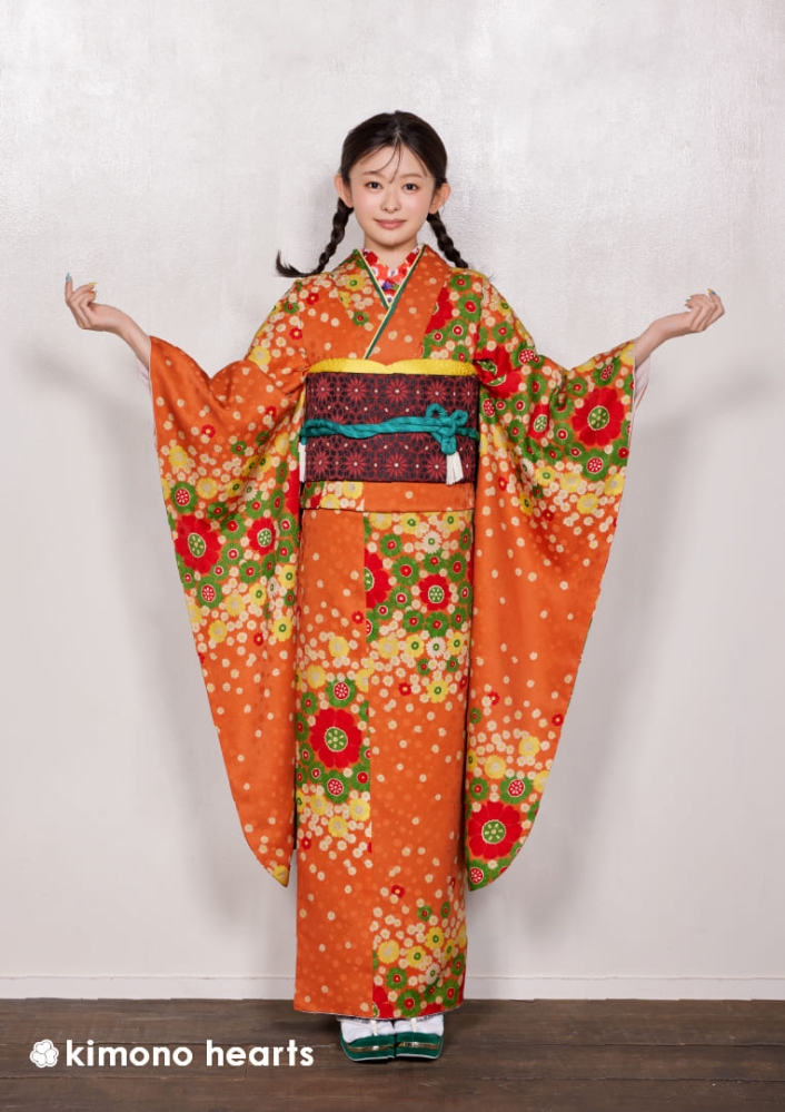 昭和レトロなテイストがポップなオレンジの花柄振袖で成人式 | kimono