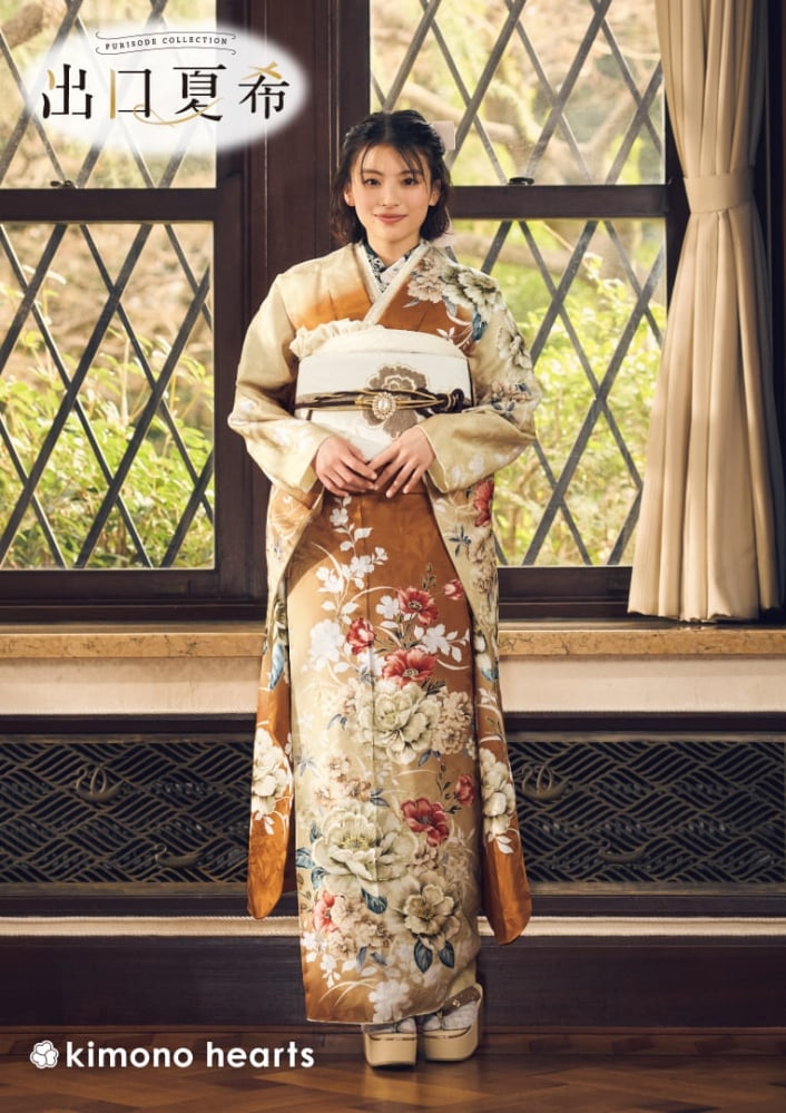 出口夏希｜落ち着いたオレンジ色に洋花が描かれた成人式の振袖