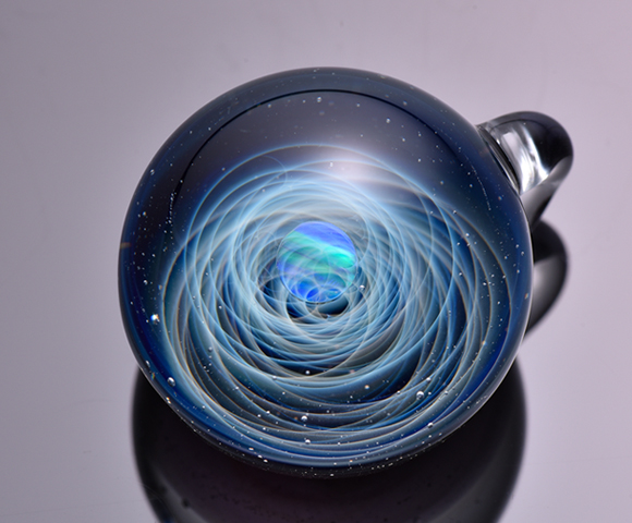 凄く綺麗なグリーンのオパールの入った宇宙ガラス。 星々や銀河を閉じ込め