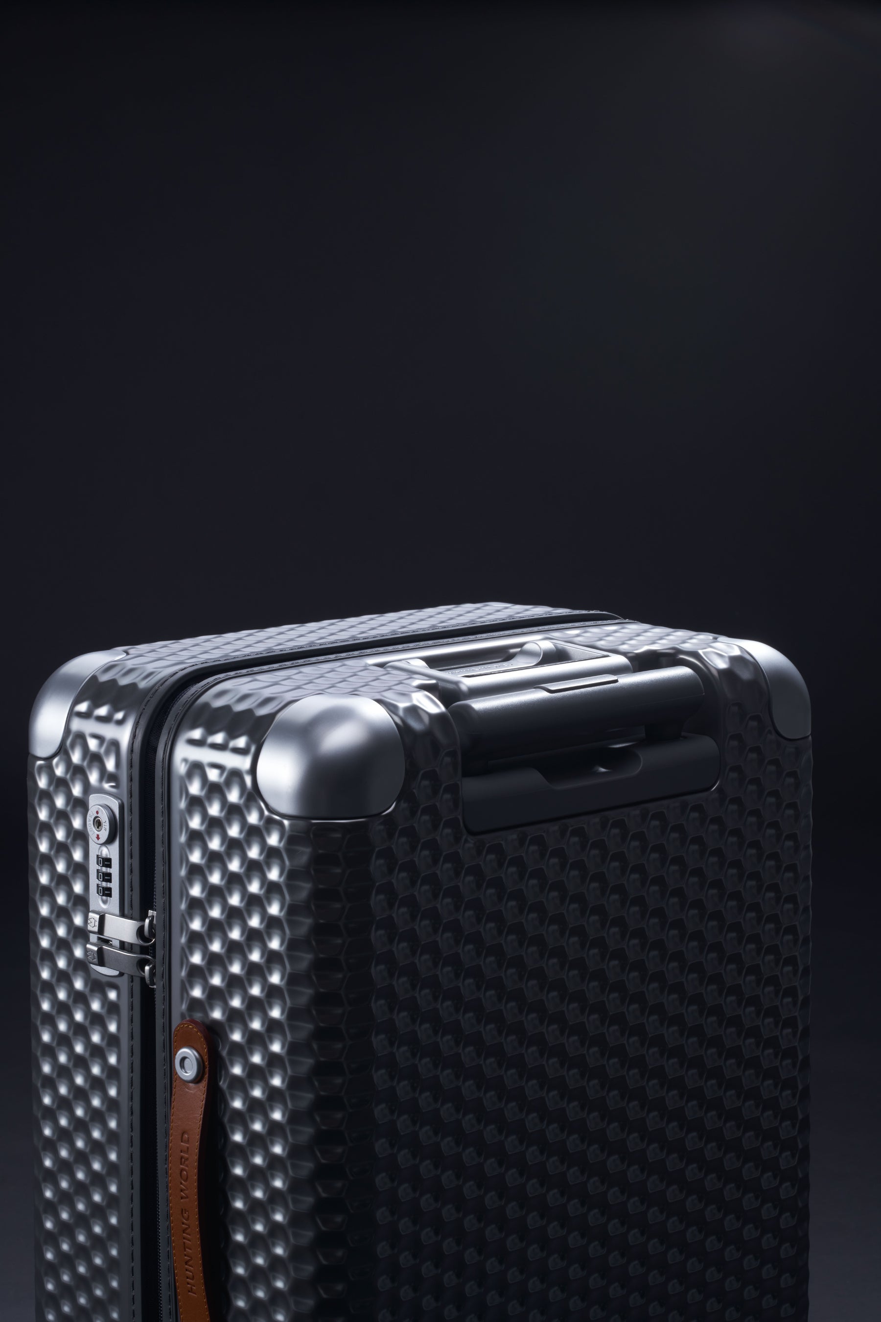 ハンティング・ワールド＞史上初ハードシェルトロリーバッグ 未知なる