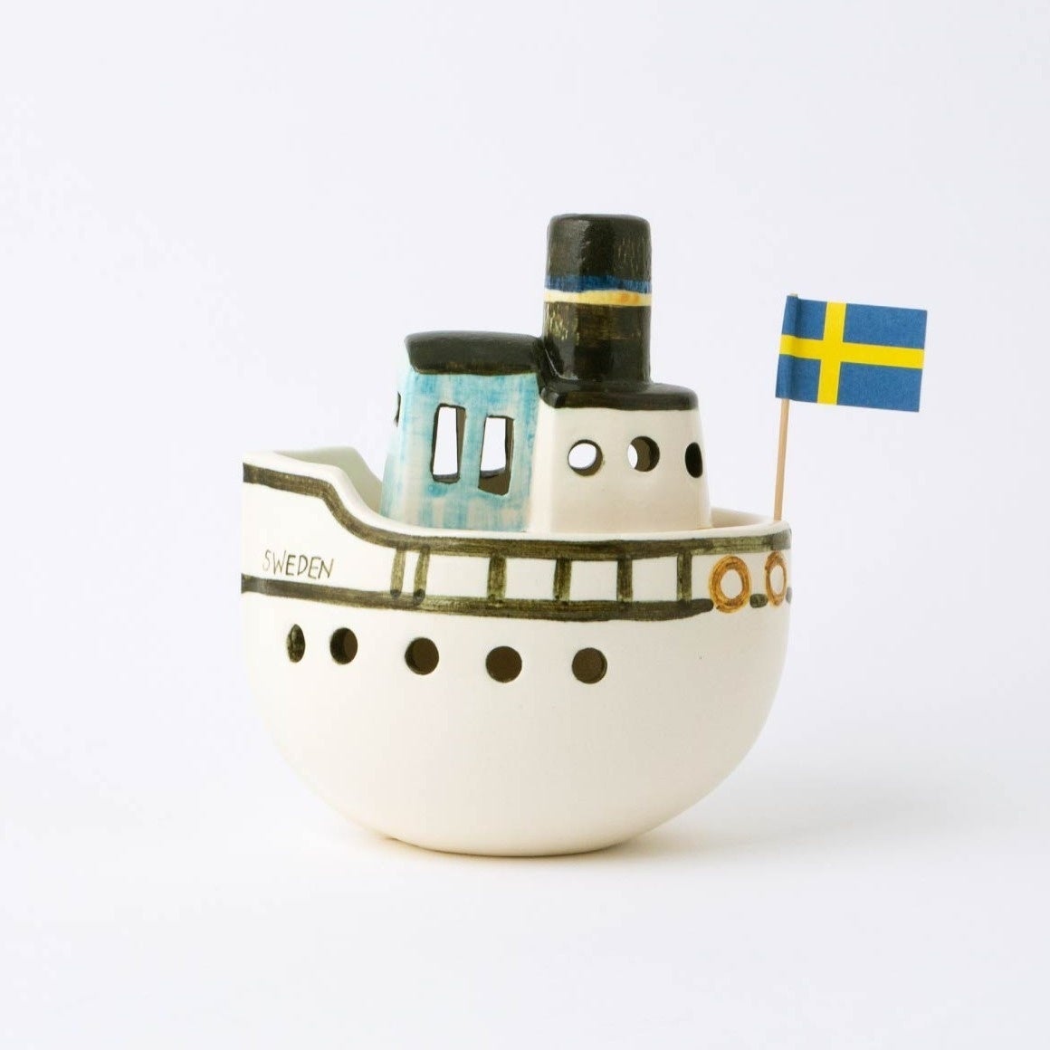 北欧の陶芸家リサ・ラーソンが過ごした港町に浮かぶボートをイメージ