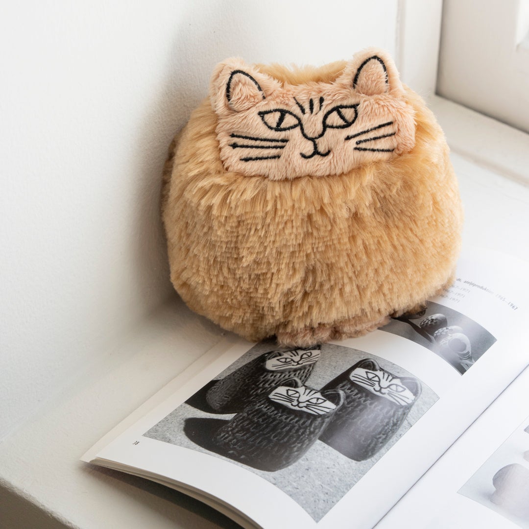 名作がふわふわに！】リサ・ラーソンの“幻の猫”が、ぬいぐるみになって