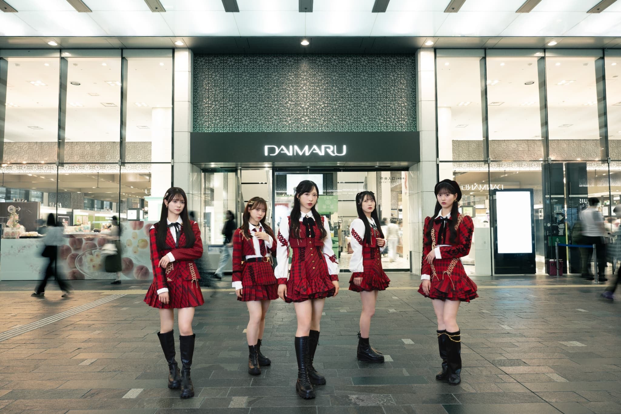 結成20周年 AKB48と共に歩んだ衣装400点以上を展示