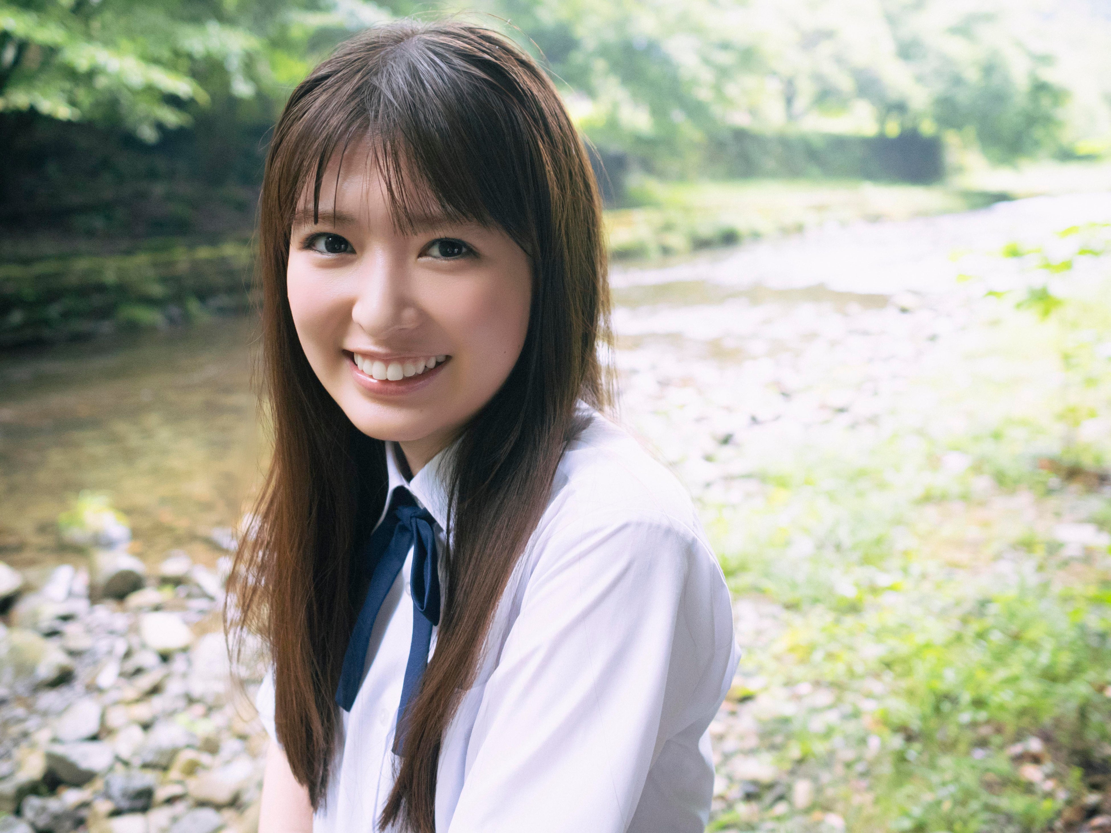 水面のきらめき×小川彩の笑顔── 8/29（金）発売！乃木坂46・小川彩が